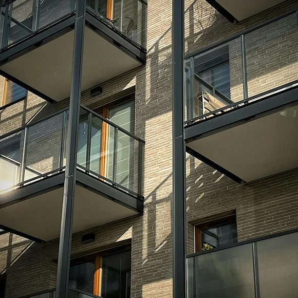 Mehrfamilienhaus mit Balkonen als Beispiel für elektrische Gebäudetechnik