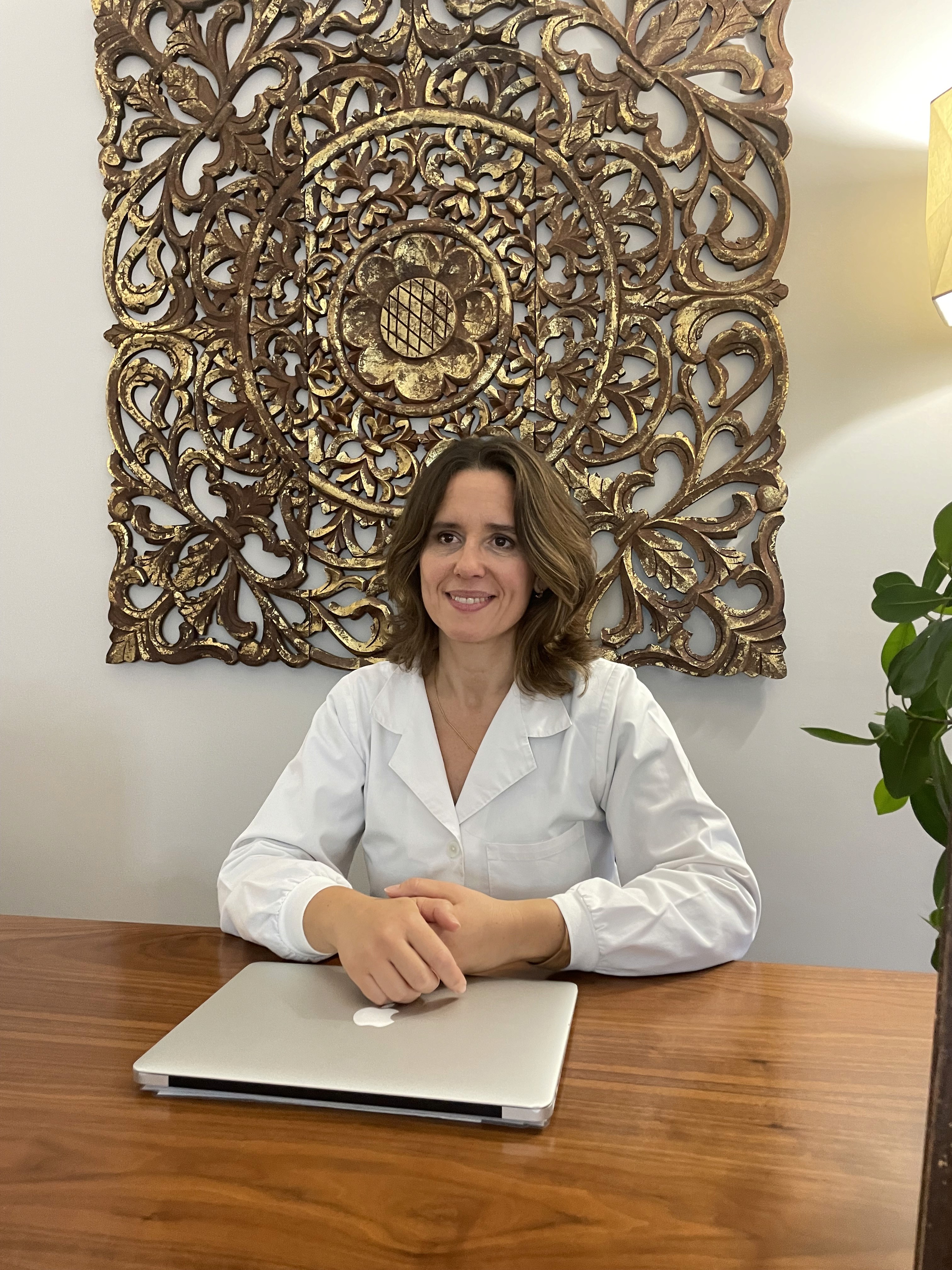 Doutora carla sentada no consultório