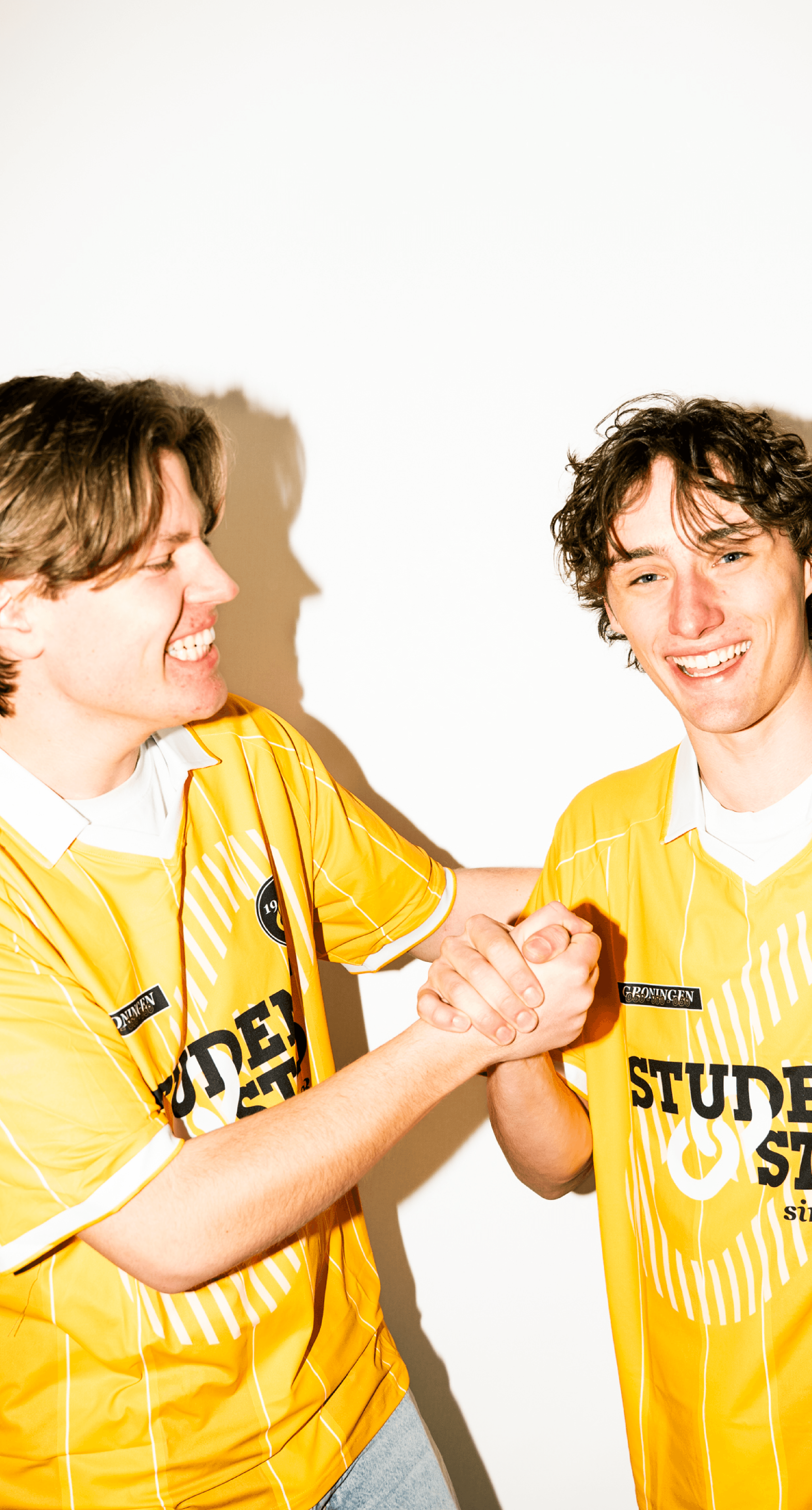 3 lachende dames hangen aan het een paal