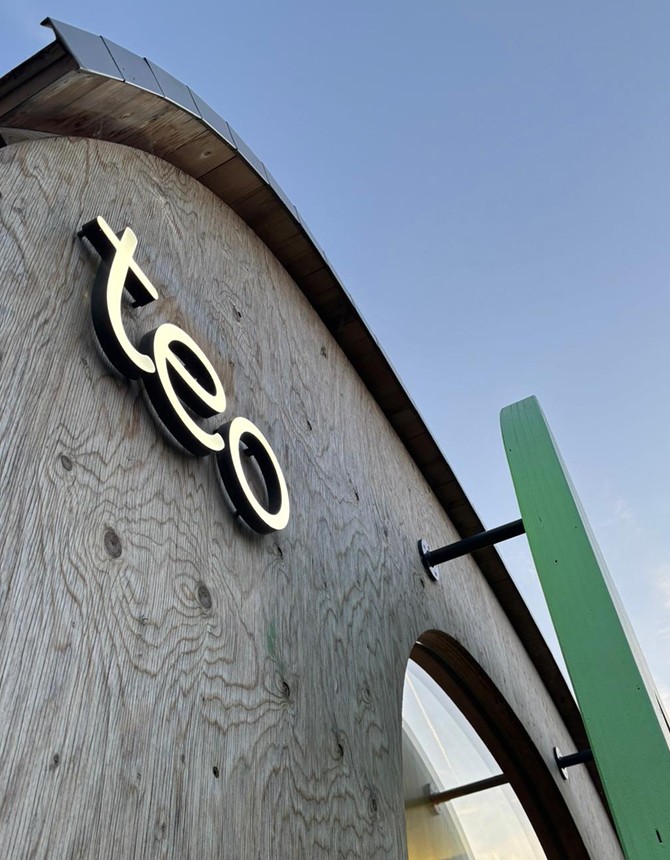 Blick auf die Vorderseite des neuen SRS teos mit teo Logo und grüner Markenscheibe.