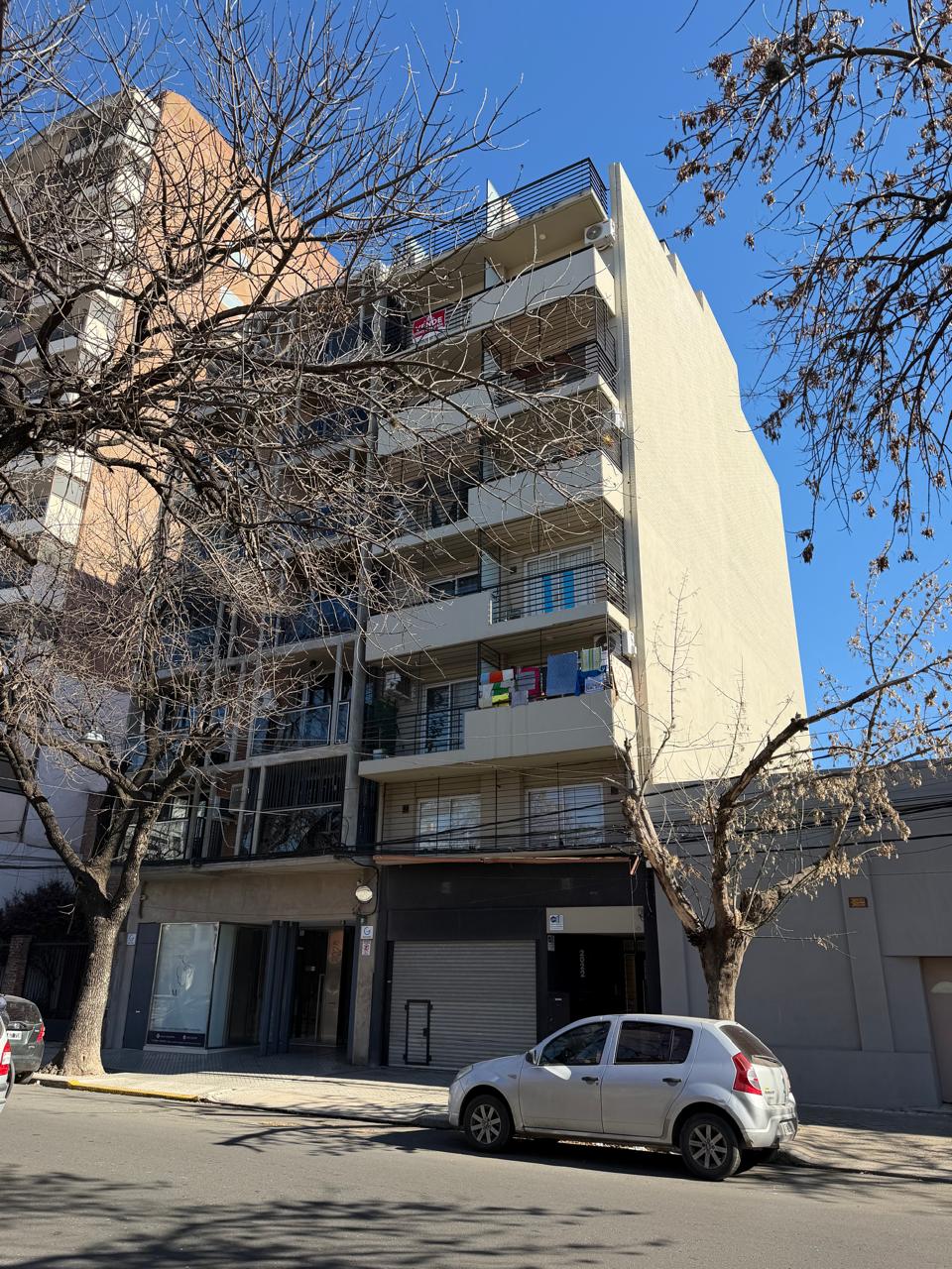 Frente de edificio de departamentos con revestimiento beige, balcones con rejas de hierro, Edificio Parin II, Rosario