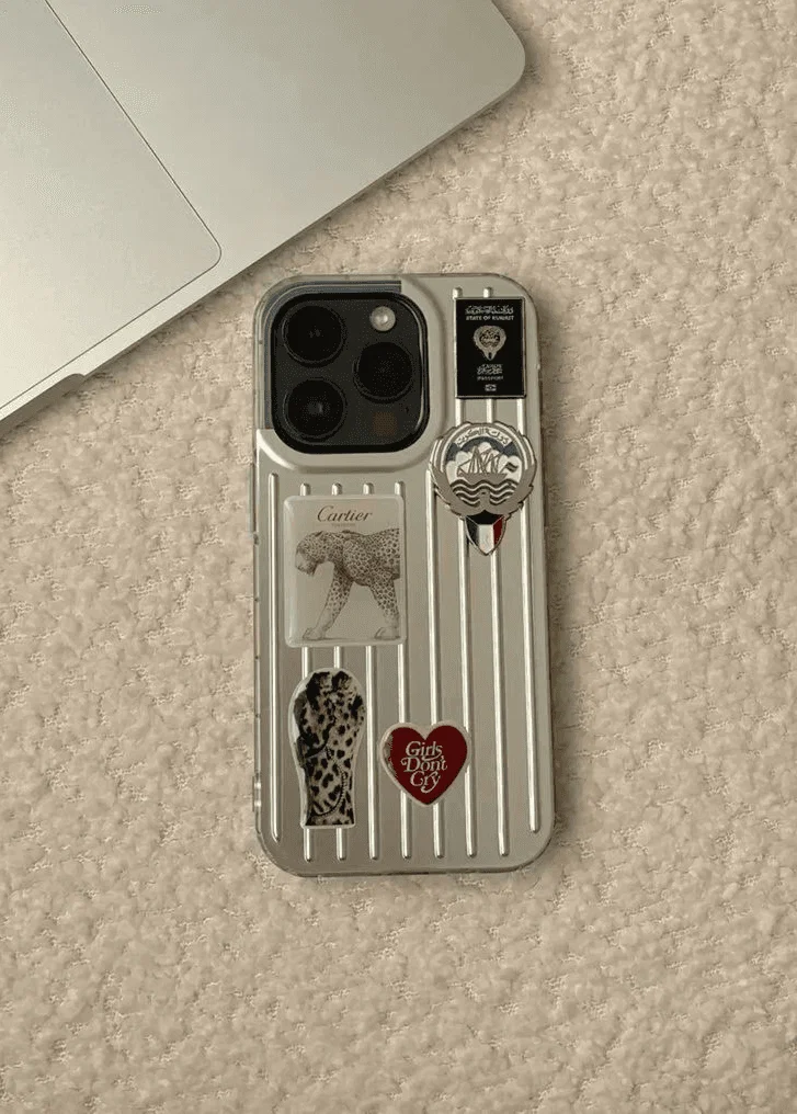 Funda plateada para iPhone con pegatinas.