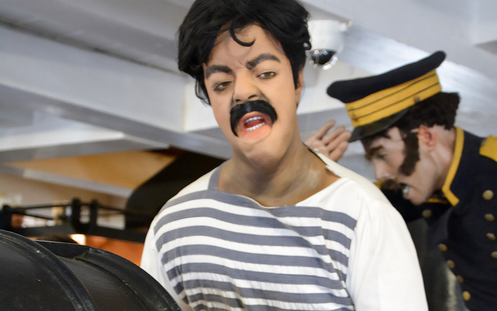 Mga tauhan na nakasuot ng makasaysayang kasuotan sakay ng Frigate D. Fernando II e Glória.