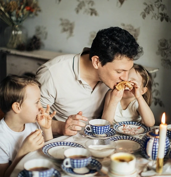 Famille mange des crèpes