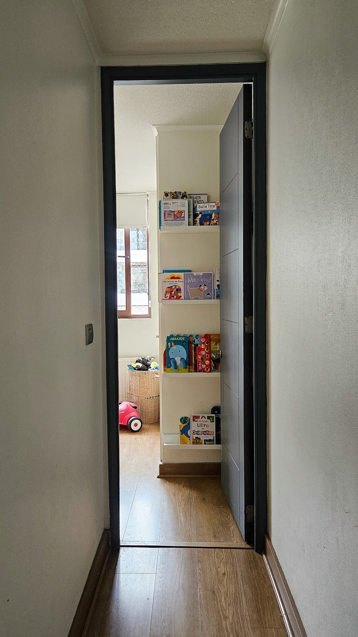 Acceso a dormitorio infantil