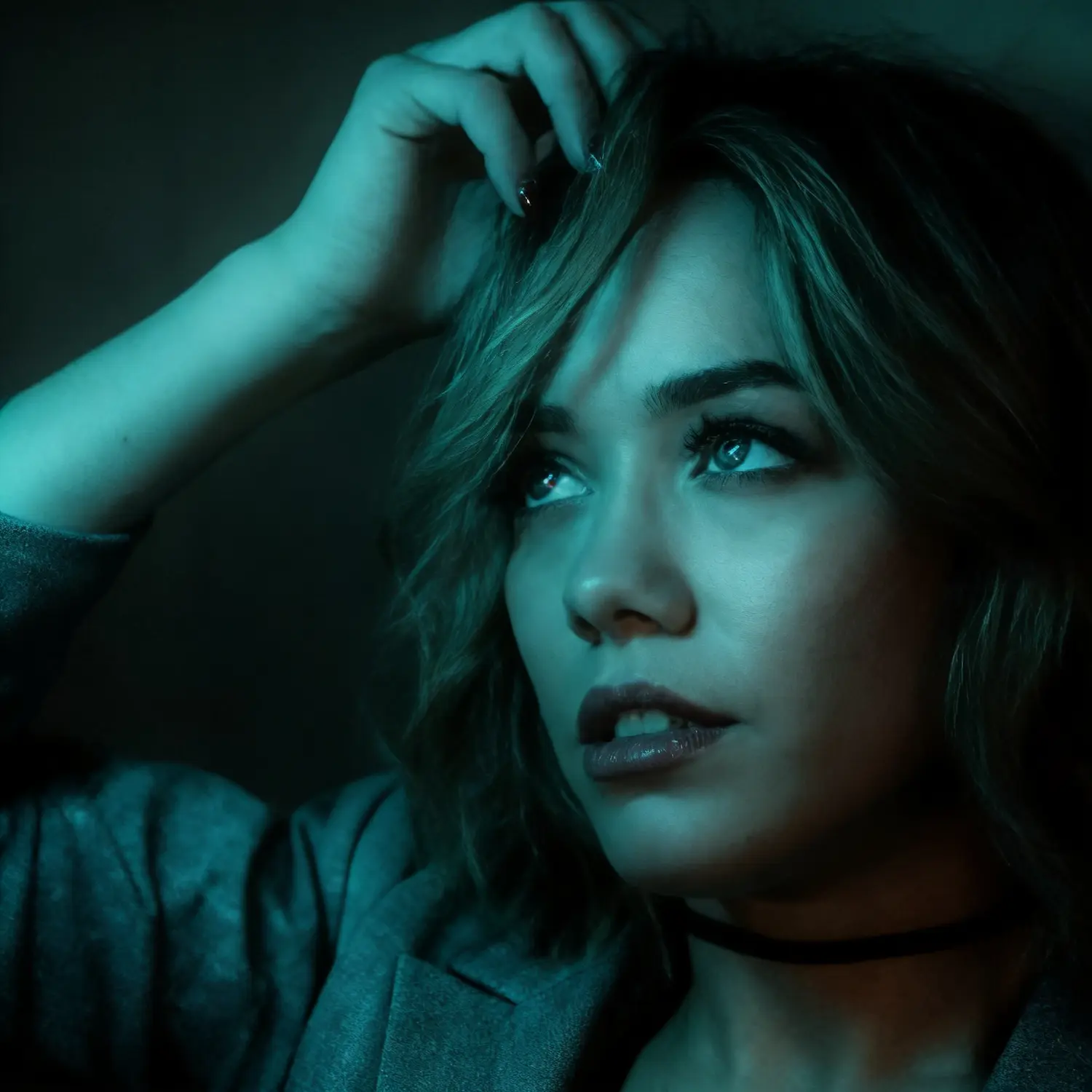 Eine frau greift sich in die Haare