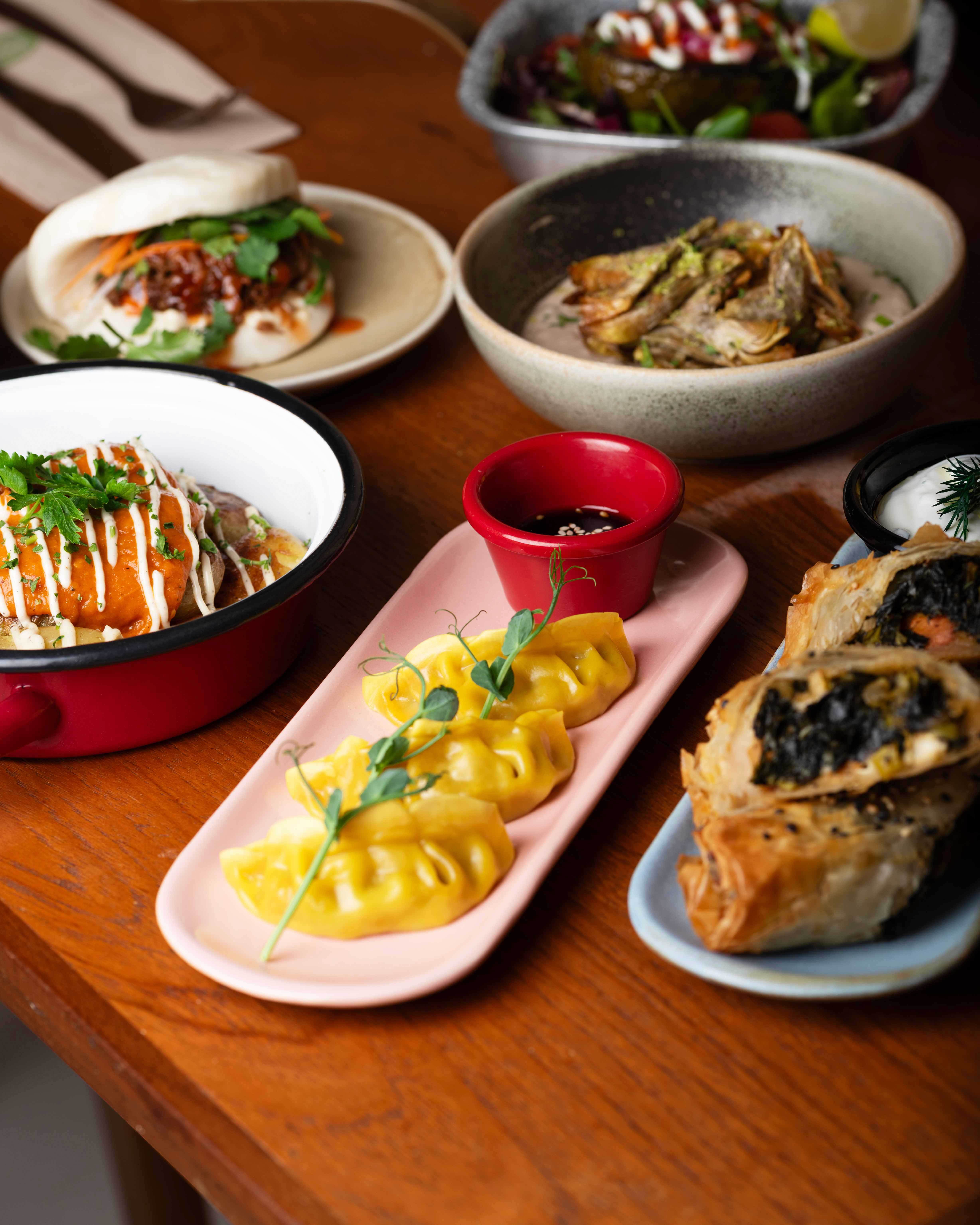 Tapas vegetarianas con gyoza, rollitos y bao en Faire. Tapas & Wine, Eixample