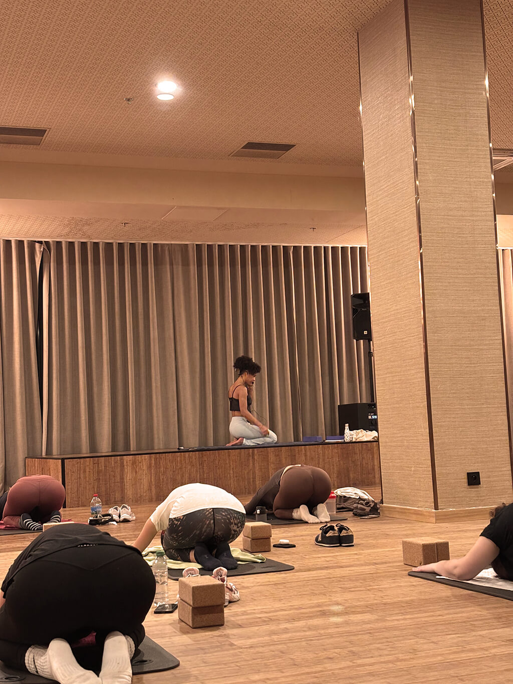 Cours de yoga en salle de sport