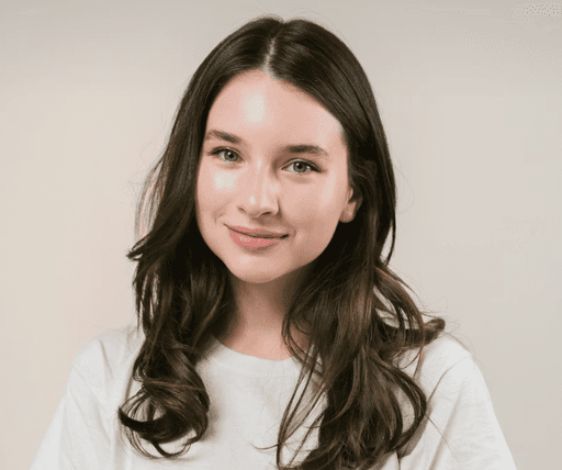 Jeune femme brune sur fond blanc