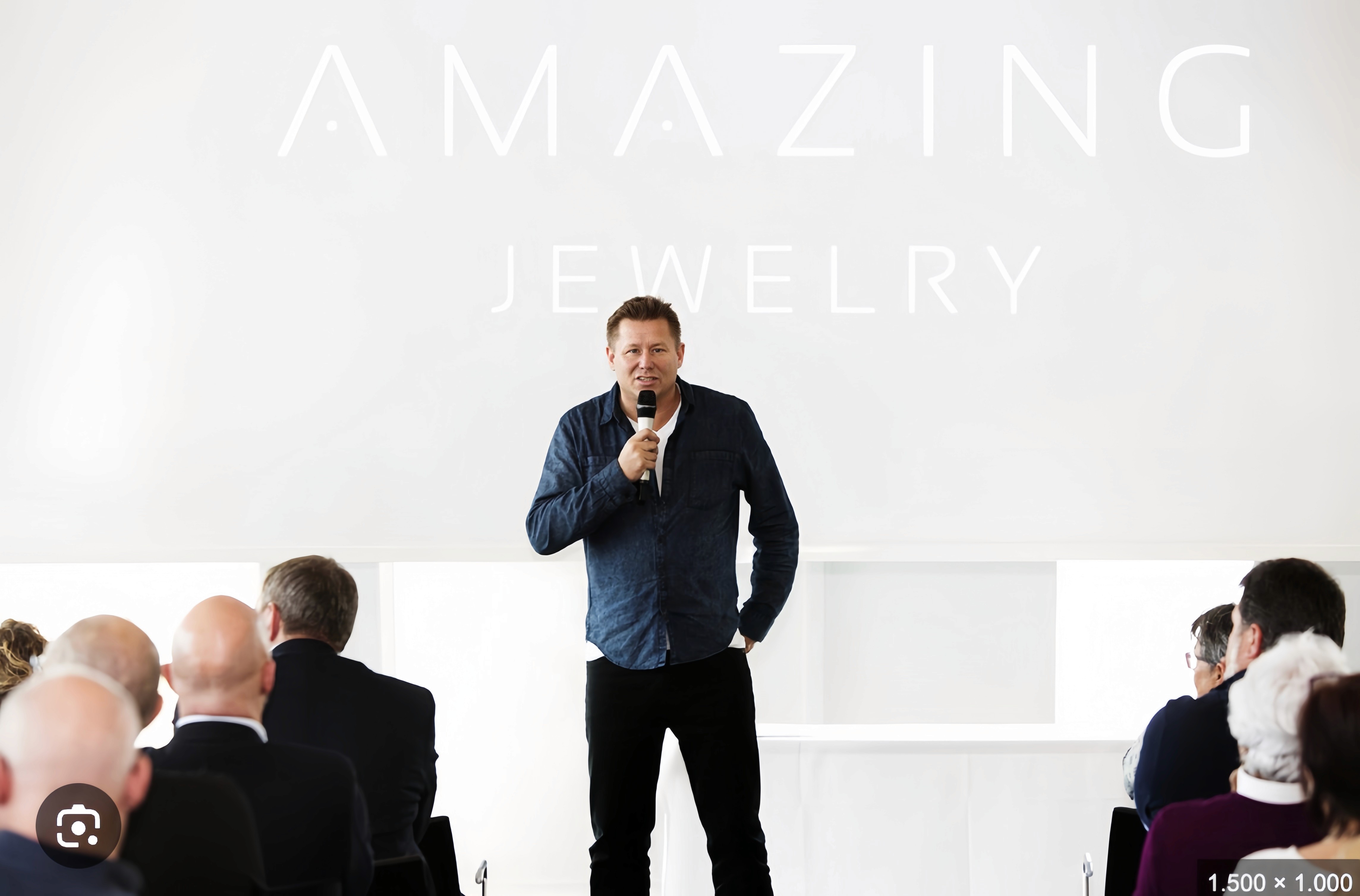 Vacation fund card showing $3,000 saved out of $5,000, with team members and due date