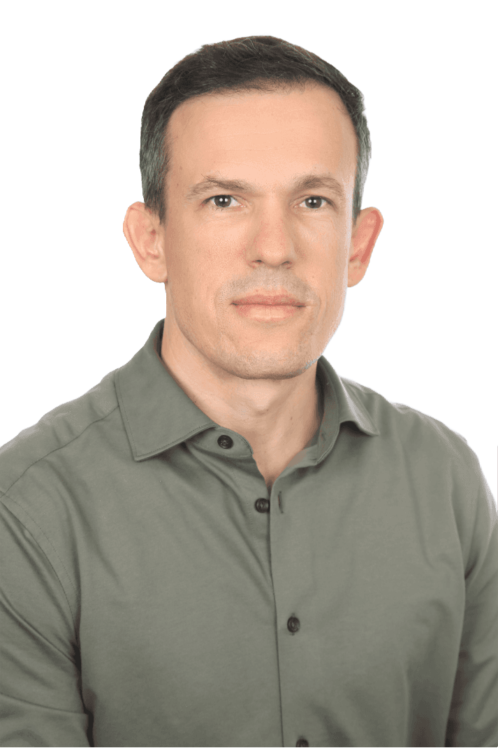 Mann mit braunen Haaren und grauem Hemd schaut in die Kamera und sieht sehr kompetent und zuverlässig aus