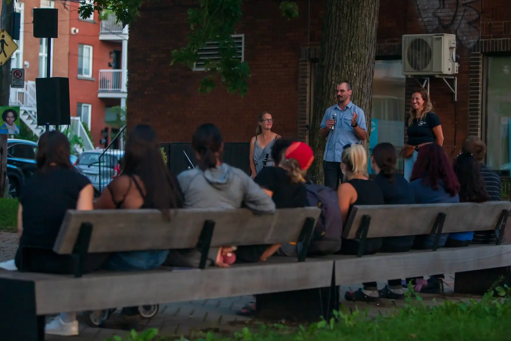 Gros plan sur un mur de pierre voûté équipé de petits haut-parleurs orientés vers une installation immersive.