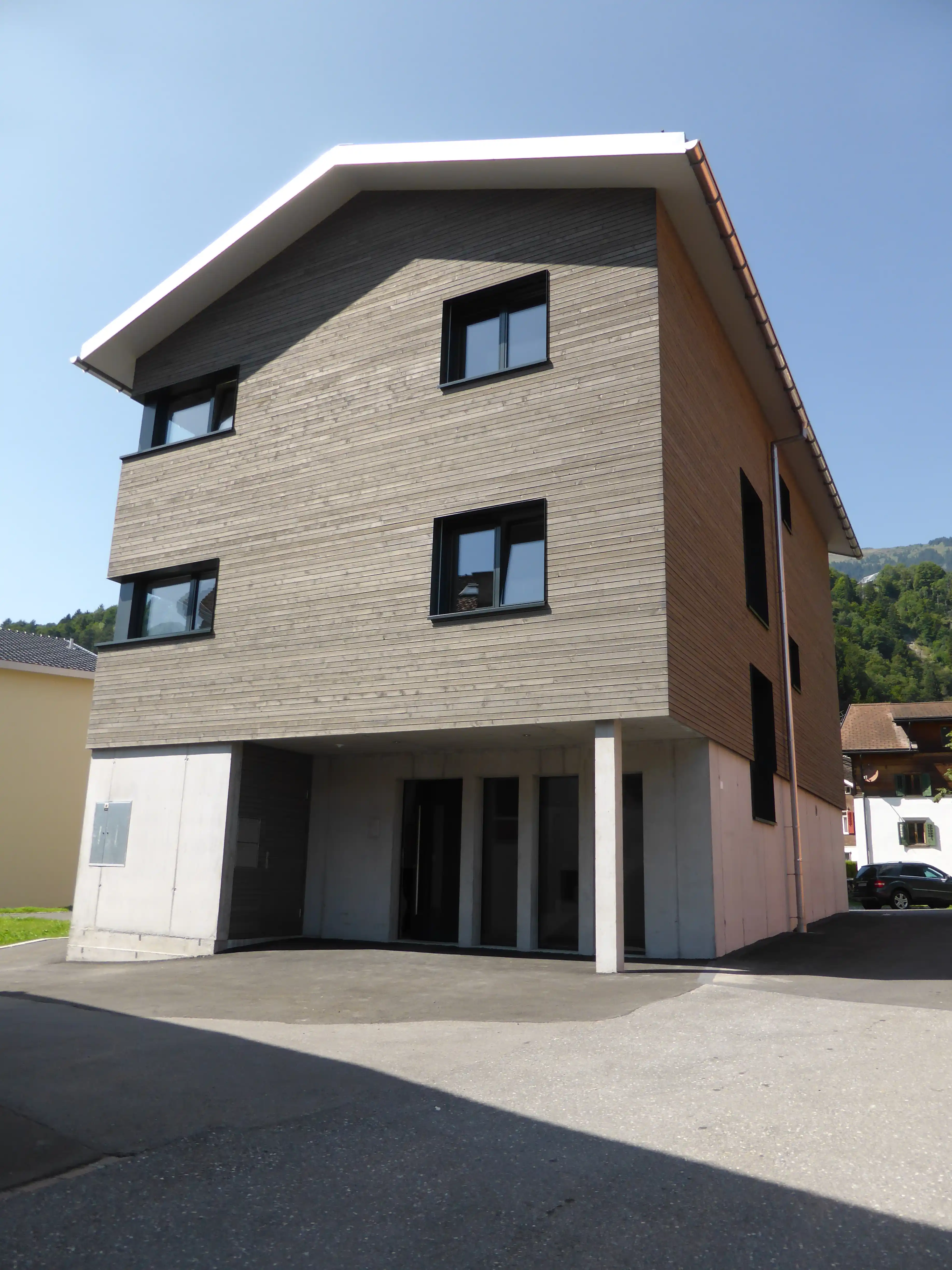 Moderne Fassade Neubau Büro-Wohngebäude Grüsch - Niggli Architektur Grüsch