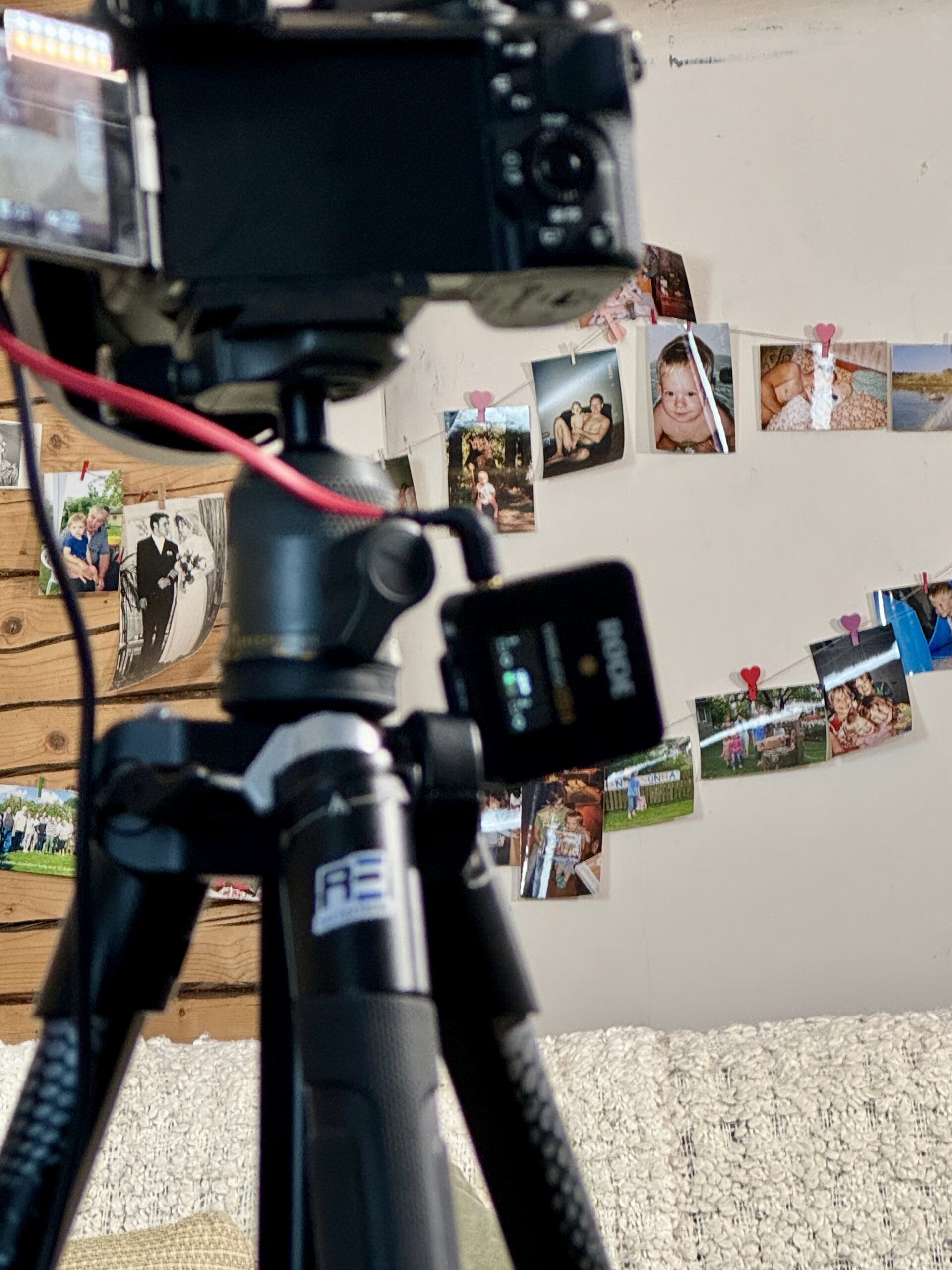 Kaamera statiivil fotoseina ees