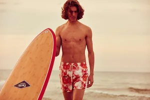 Dans le lookbook de la marque Danoise Another Aspect, le mannequin porte un costume gris et une chemise blanche