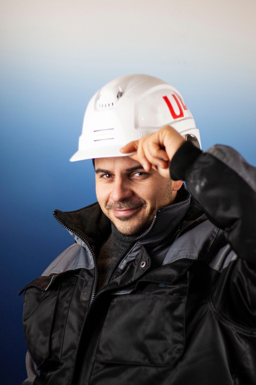 worker,-construction-worker,-portrait,-helmet,-studio,-construction-site,-jacket - zeebolos (pixabay)