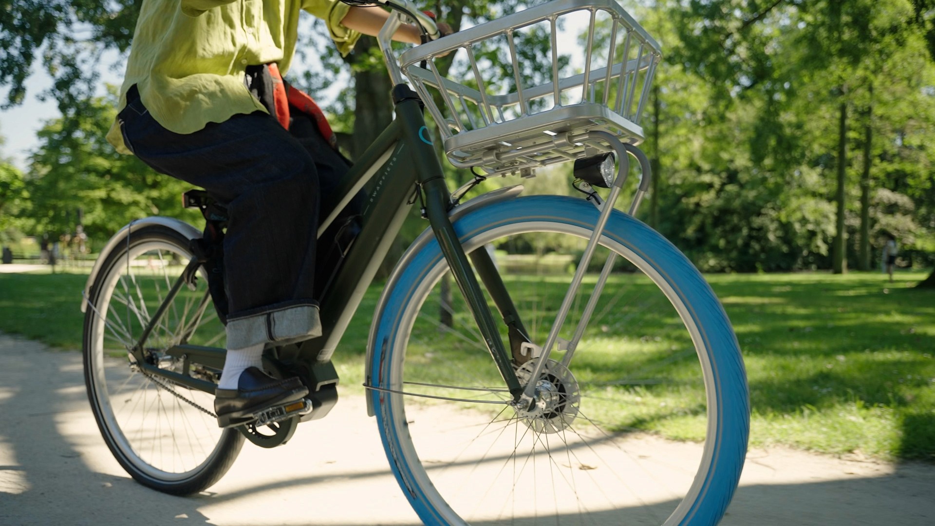 Mens bike with fashion basket