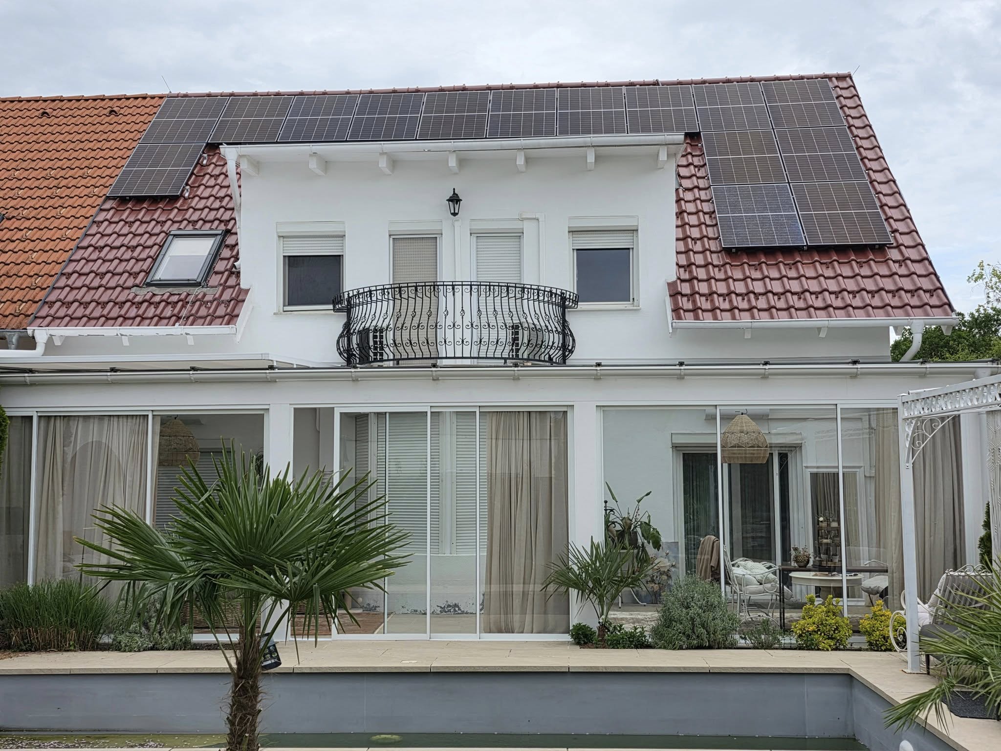 Solaranlage in Aktion – Effiziente Solarstromgewinnung für kostensparende, umweltfreundliche Energie