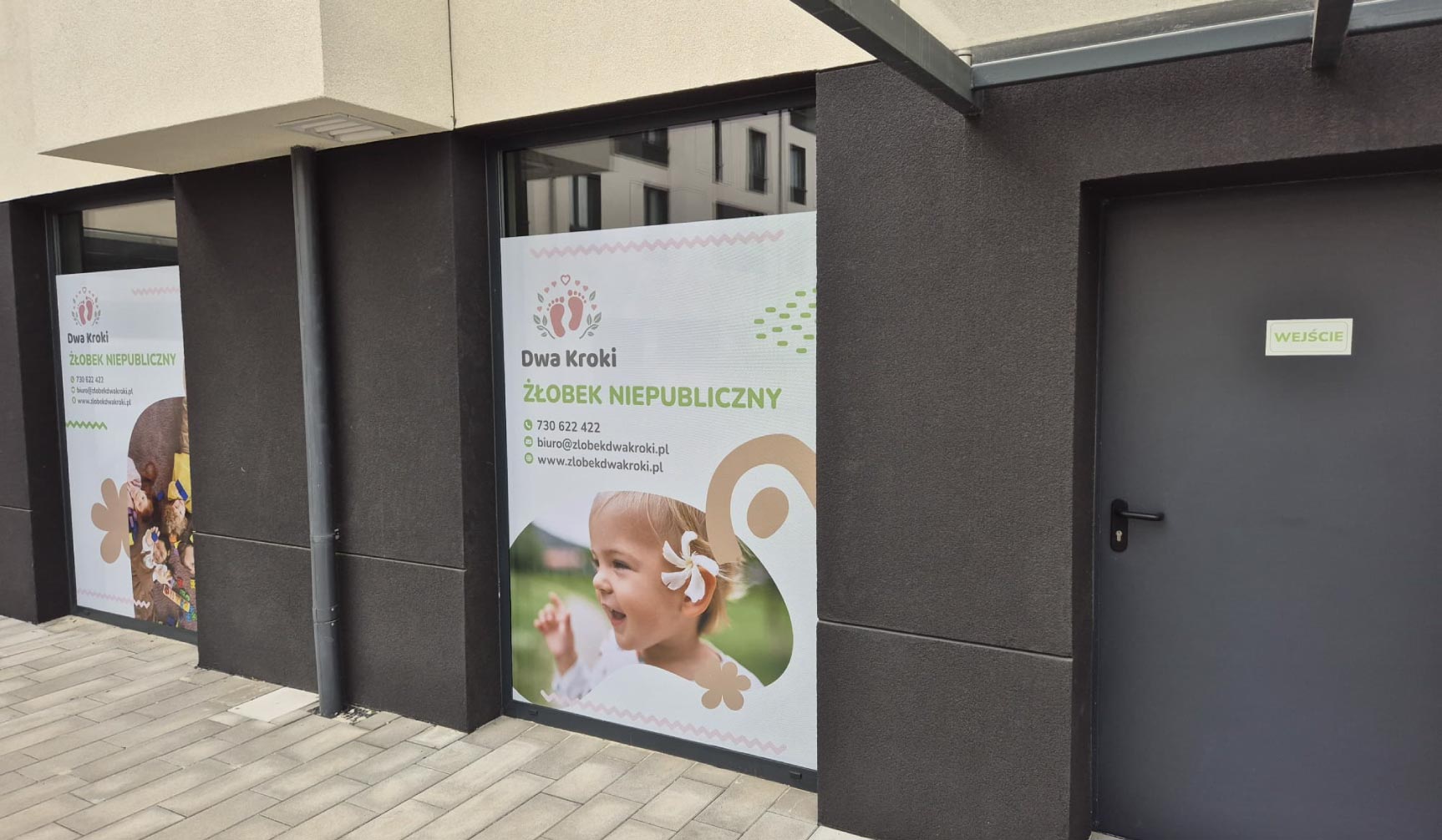 Pełna elewacja oklejona indywidualną grafiką przygotowaną dla przedszkola Dwa Kroki
