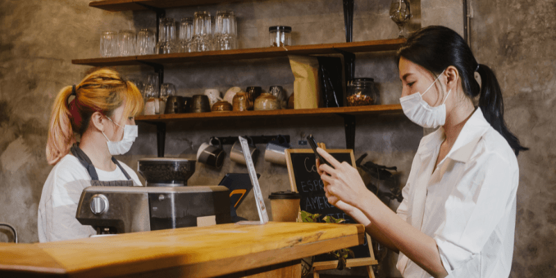 Seorang pelanggan mengimbas kod QR untuk memesan makanan di kaunter