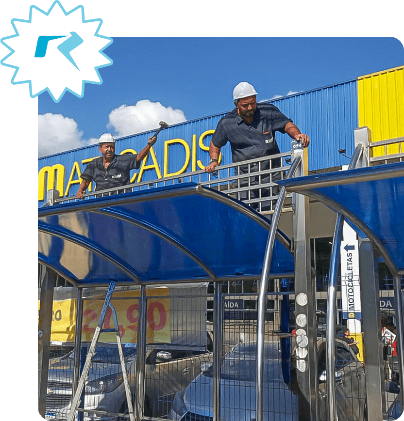 Técnico realizando reparo em mobiliário urbano