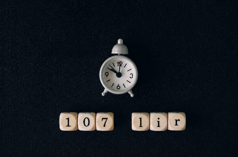 Reloj y fichas con 107 LIR para explicar el beneficio tributario al invertir