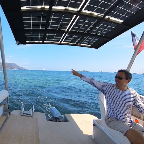 從海上發現希臘別墅Kerylos，導遊會為你介紹其歷史。