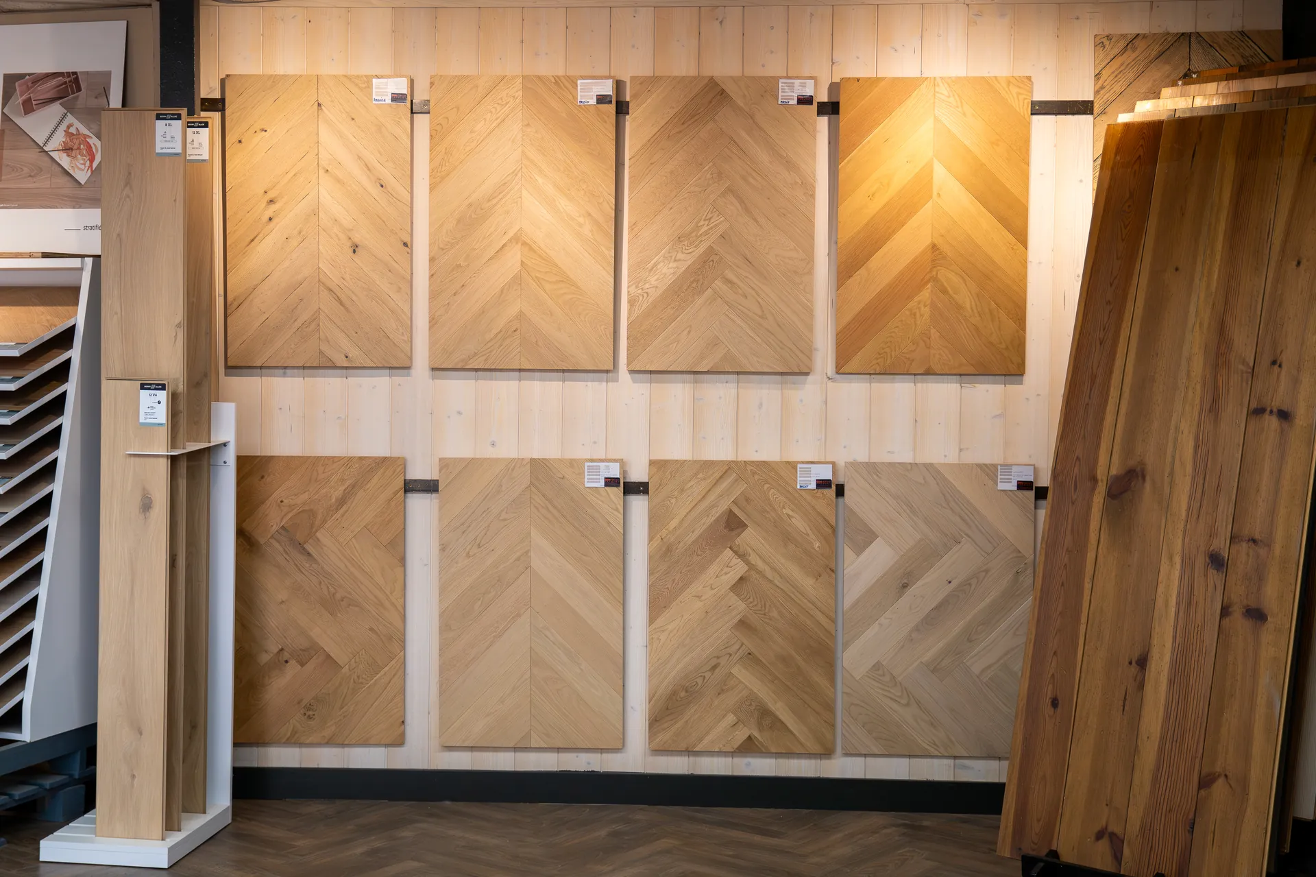 Présentoir mural de parquets chêne en chevron dans le showroom Aliénor Parquet à Bordeaux