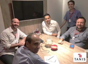 sala de reunião com homens para discutir com a nossa equipe uma nova tecnologia para aumentar a eficiência operacional da logística da empresa, o RFID