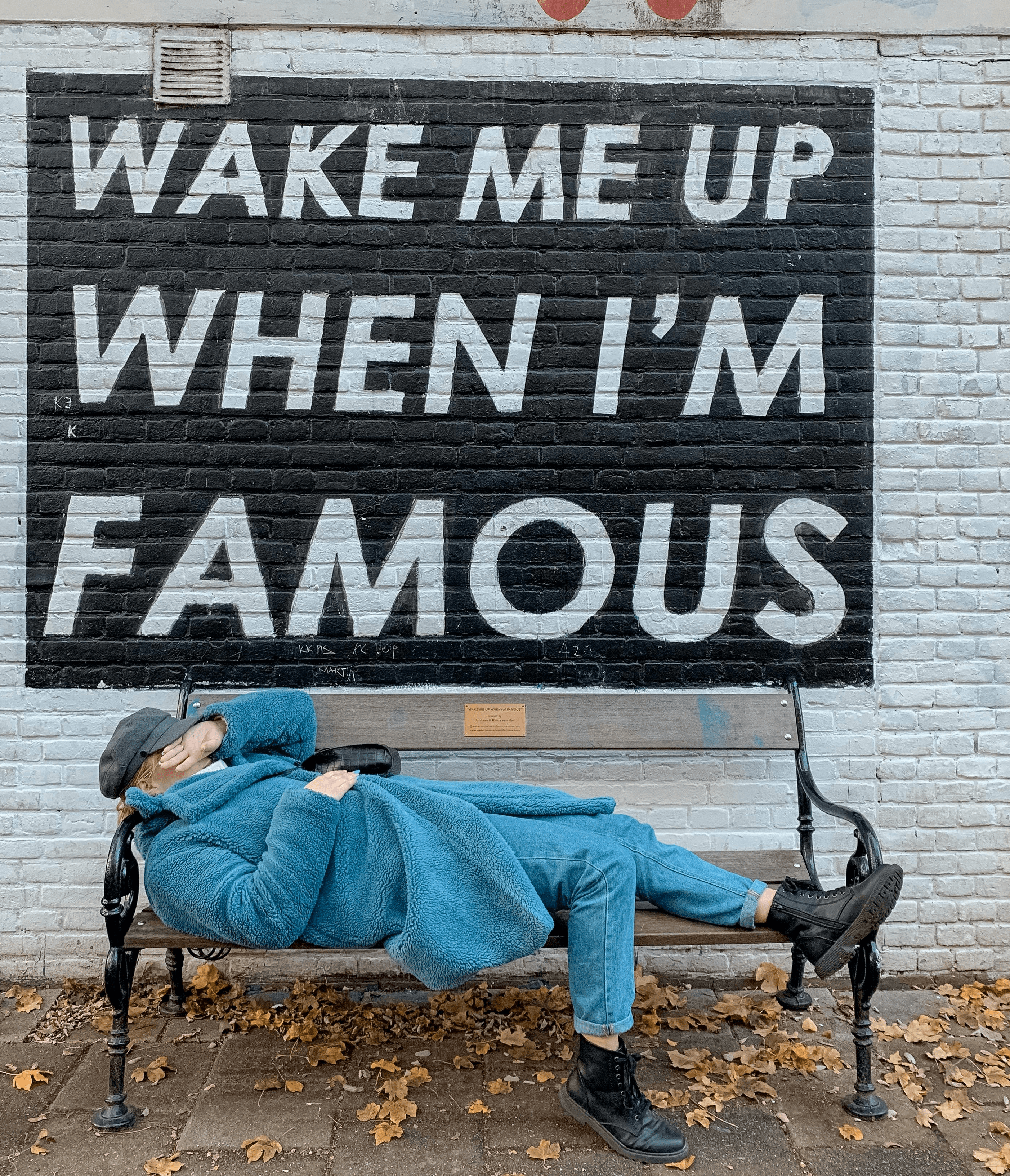 hombre en un banco acostado