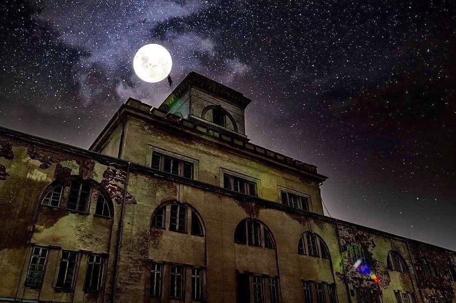 Twierdza Modlin oświetlona blaskiem pełni. System ticketowy Going. Places umożliwia zwiedzającym rezerwację wizyt w preferowanych terminach