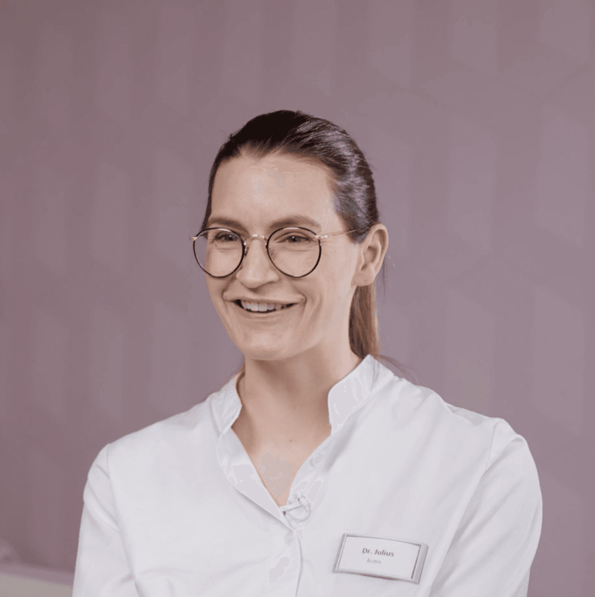 Ein Foto von einer Frau in Rot