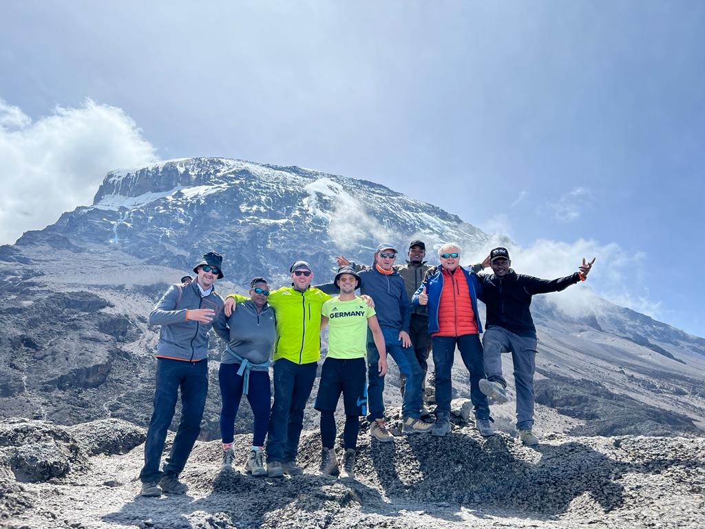 Tourgruppe von Lukas Kazimierski auf dem Gipfel des Kilimandscharo in Tansania