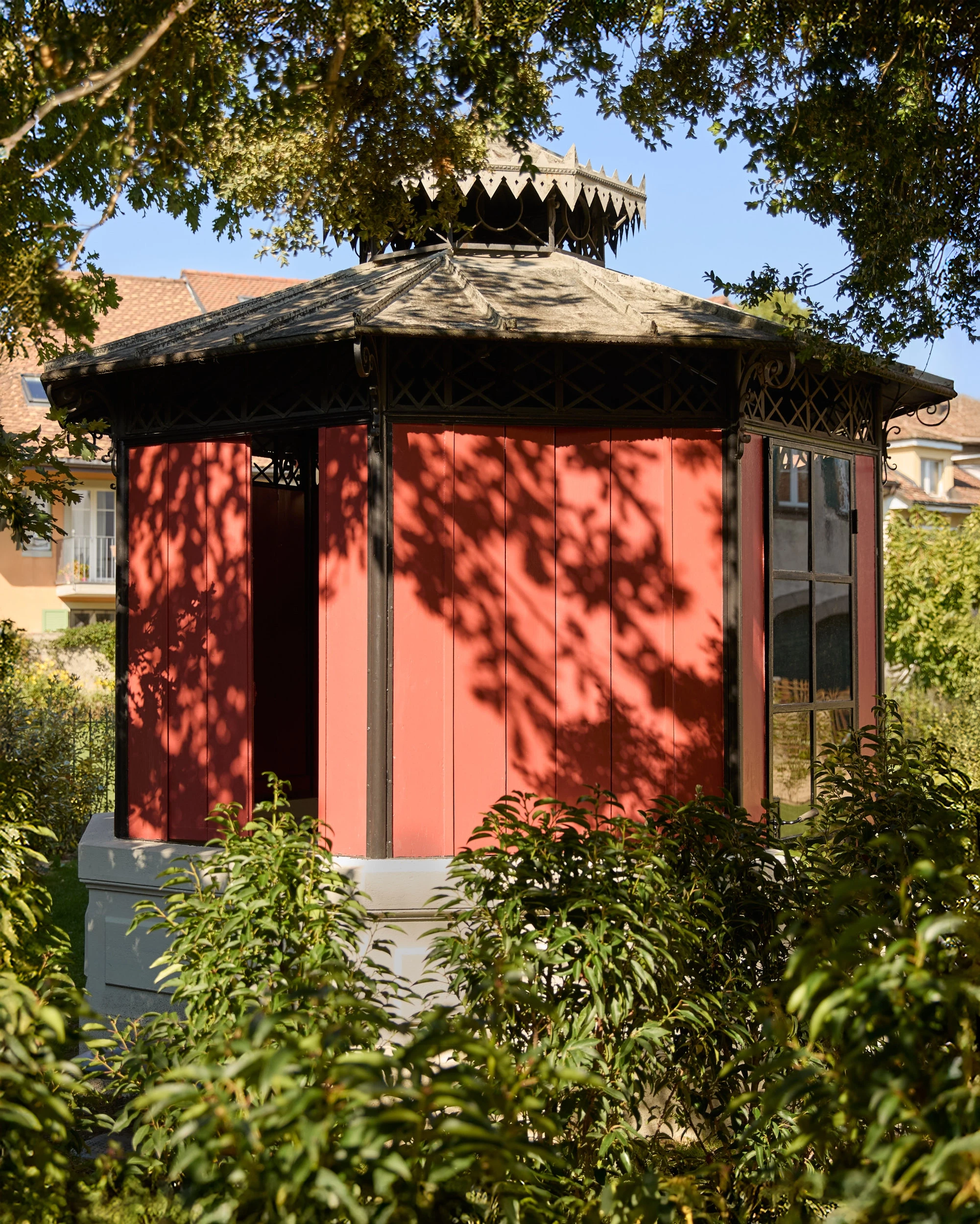 Gloriette du XIXᵉ siècle dans le jardin classé du Château de Saint-Prex, pavillon de jardin de style Louisiane, élément remarquable d’un monument historique au bord du lac Léman.