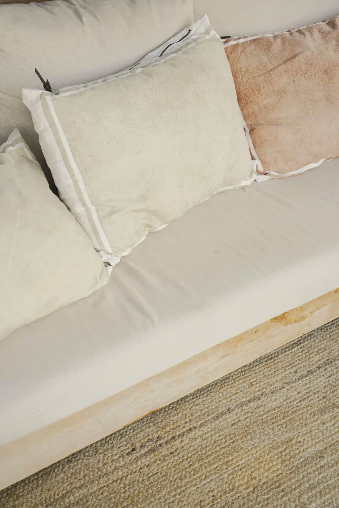 Imagen en detalle de sofá beige