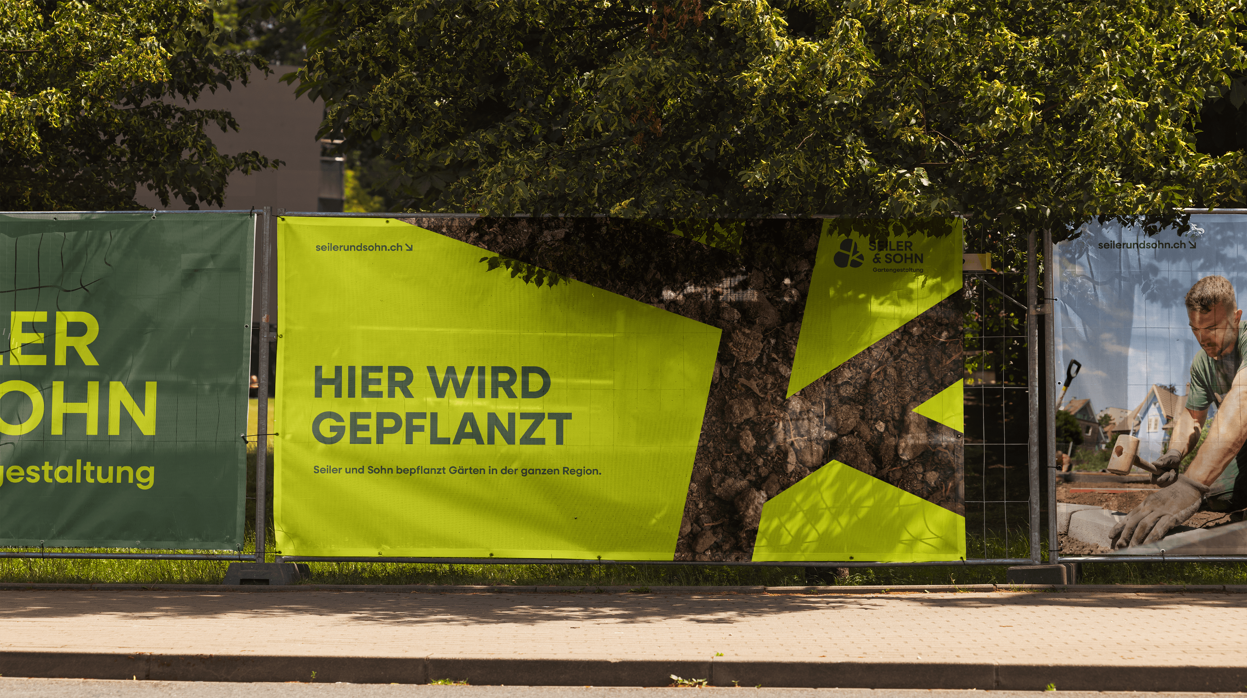 rei Bauzaunbanner von Seiler & Sohn nebeneinander: links dunkelgrün mit weißem Logoschriftzug, in der Mitte lime-gelb mit der Aufschrift HIER WIRD GEPFLANZT – Seiler und Sohn bepflanzt Gärten in der ganzen Region, rechts ein weiteres Banner mit Logo und URL.