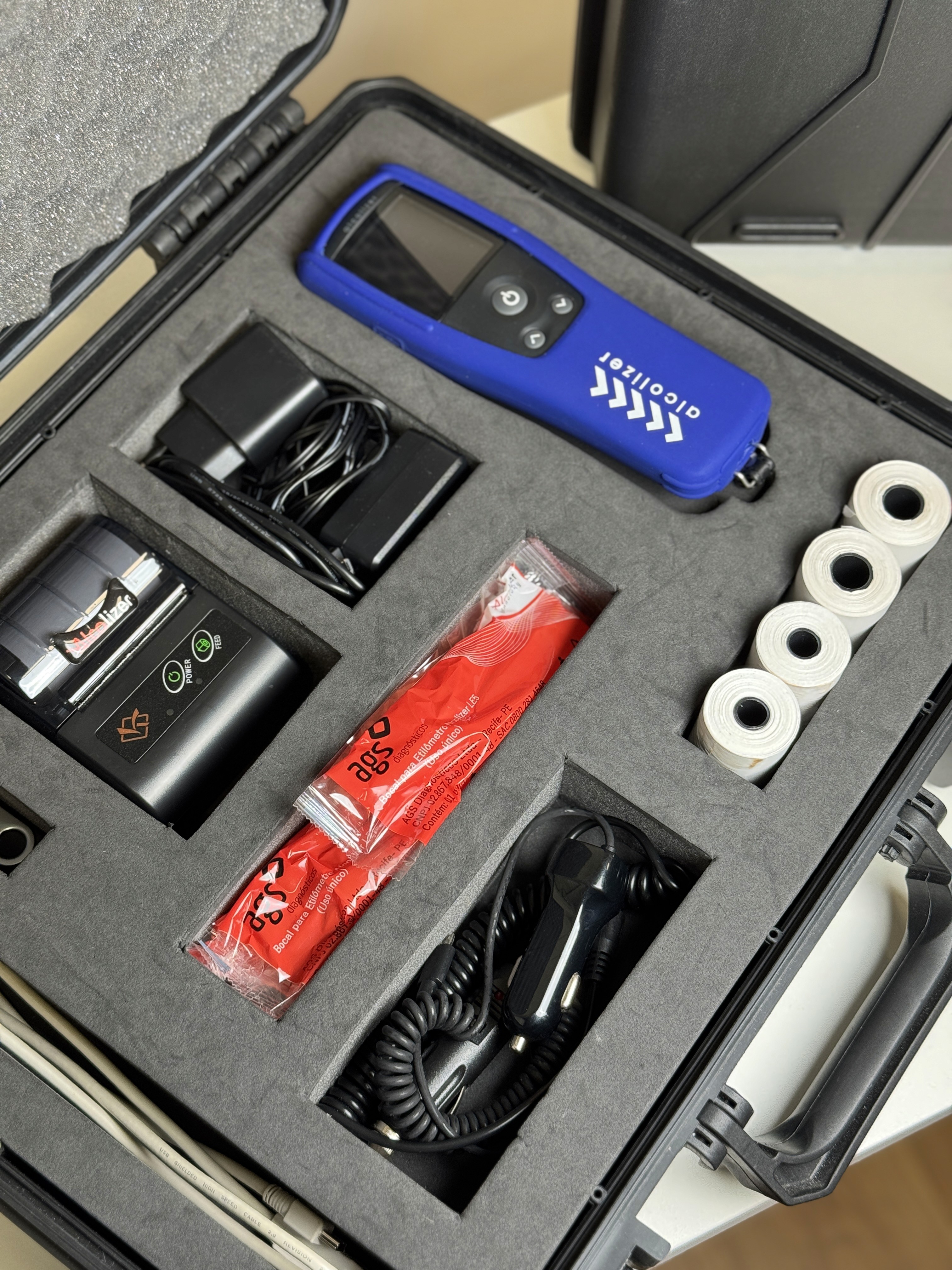 Kit do etilômetro Alcolizer LE5 com acessórios, bocais descartáveis e carregador em maleta de transporte