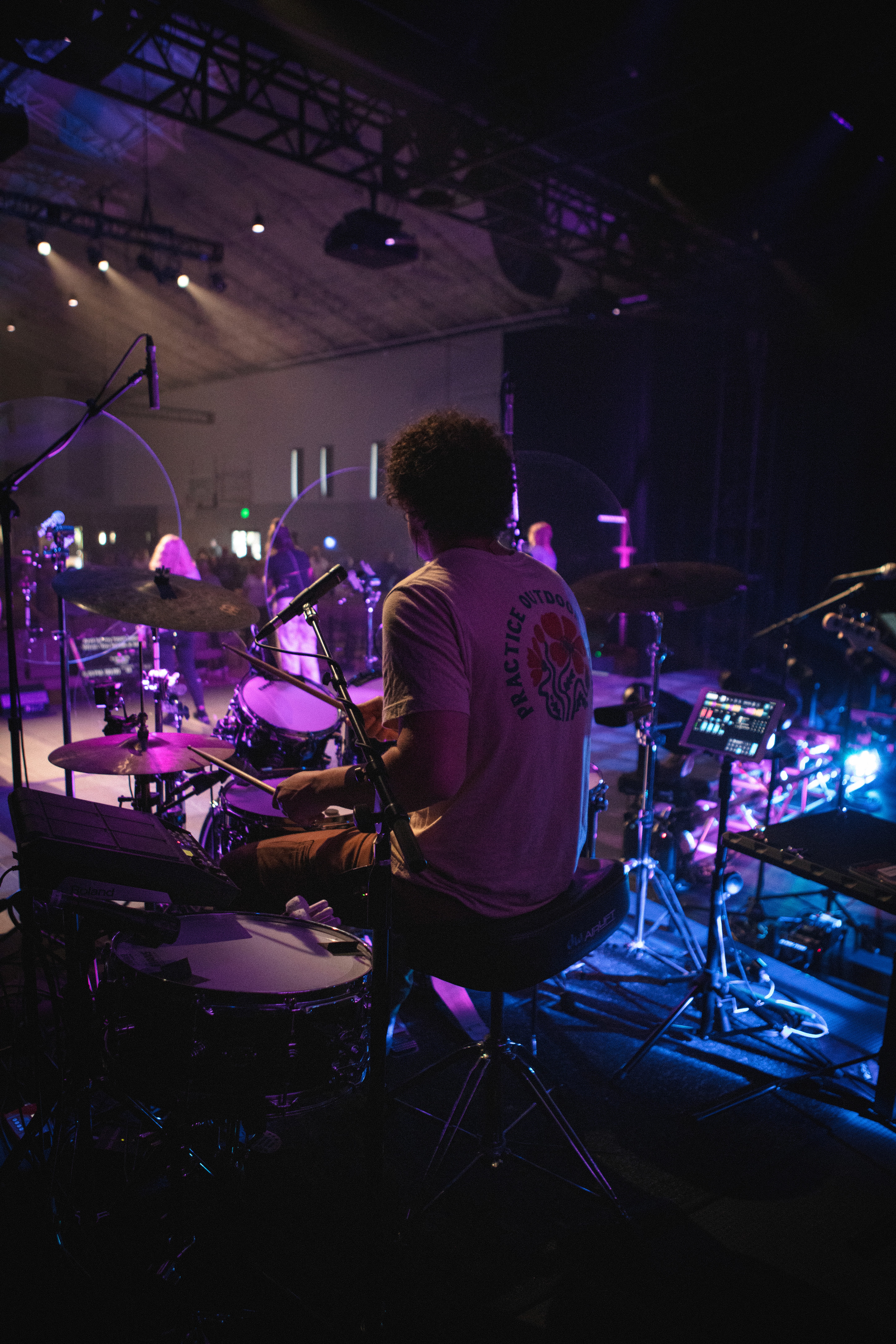 A large white globe grid icon alone, centred on a vertical lime-to-forest green gradient.
