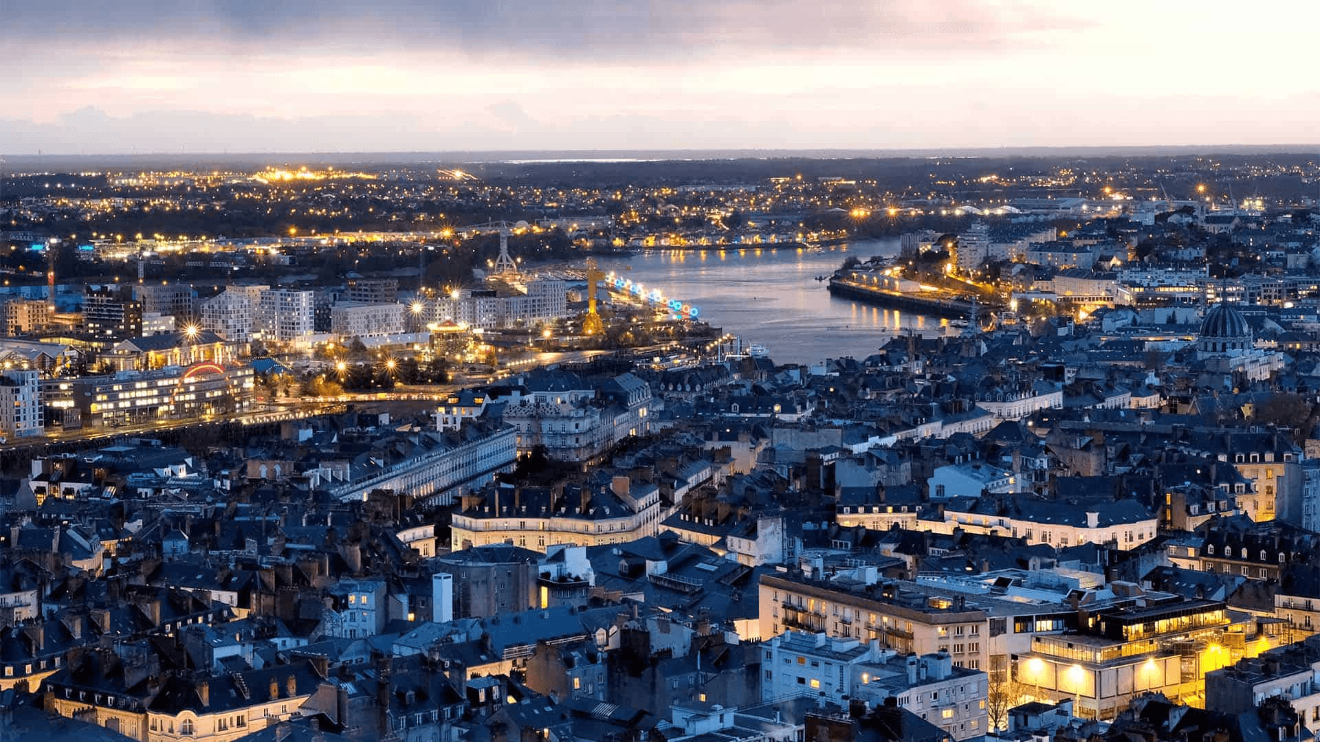 une vue aérienne de la ville de nantes