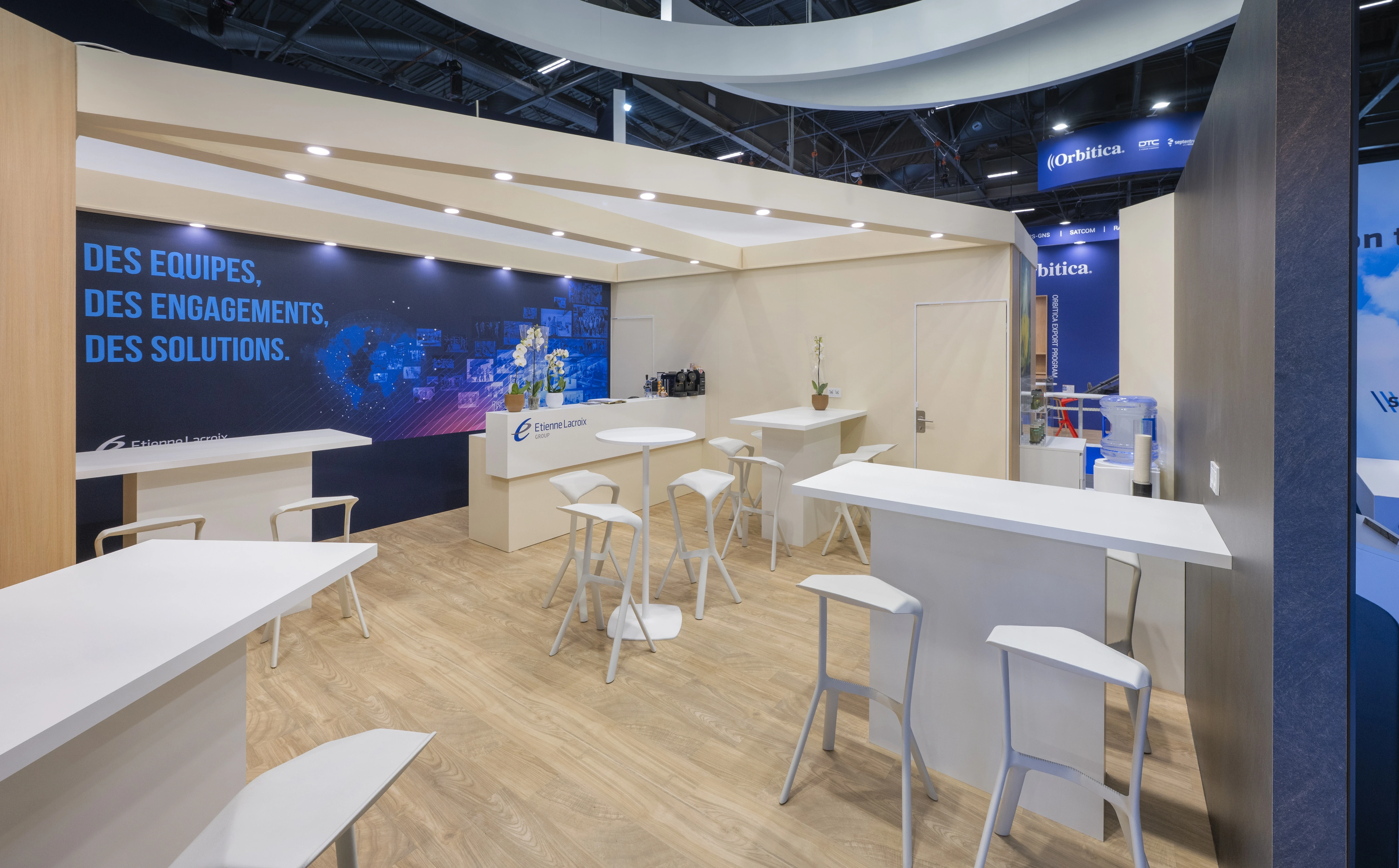 Stand Etienne Lacroix Group défense conçu par EXPACE à Eurosatory 2026 — double anneau suspendu LACROIX, Alsetex et Milton, vitrines produits et visuels d'autoprotection véhicule