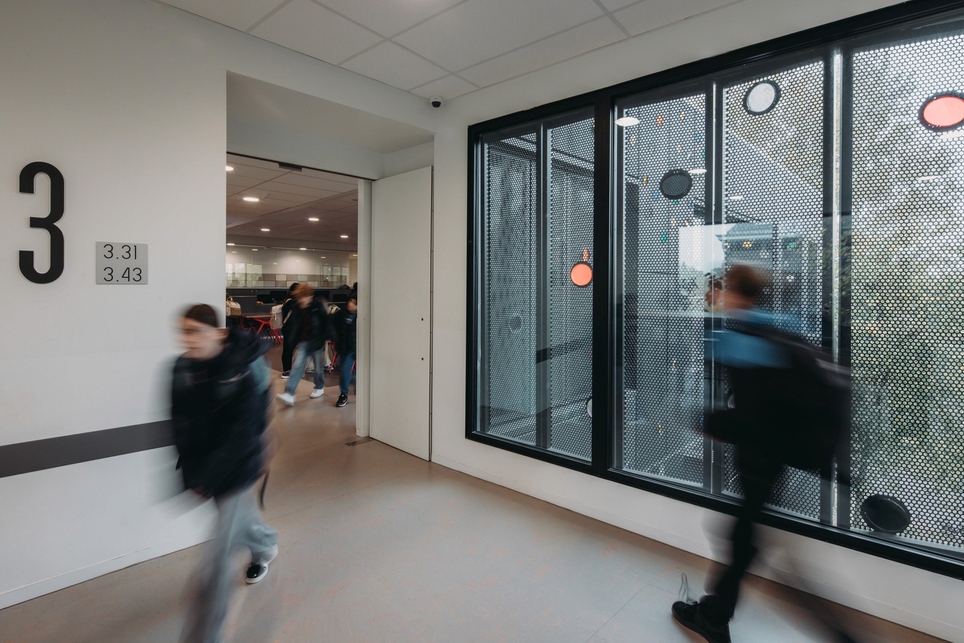 Photo of the interior spaces in the hallway, entrance area and corridor of the new connecting building of the Metis Montessori Lyceum in Amsterdam