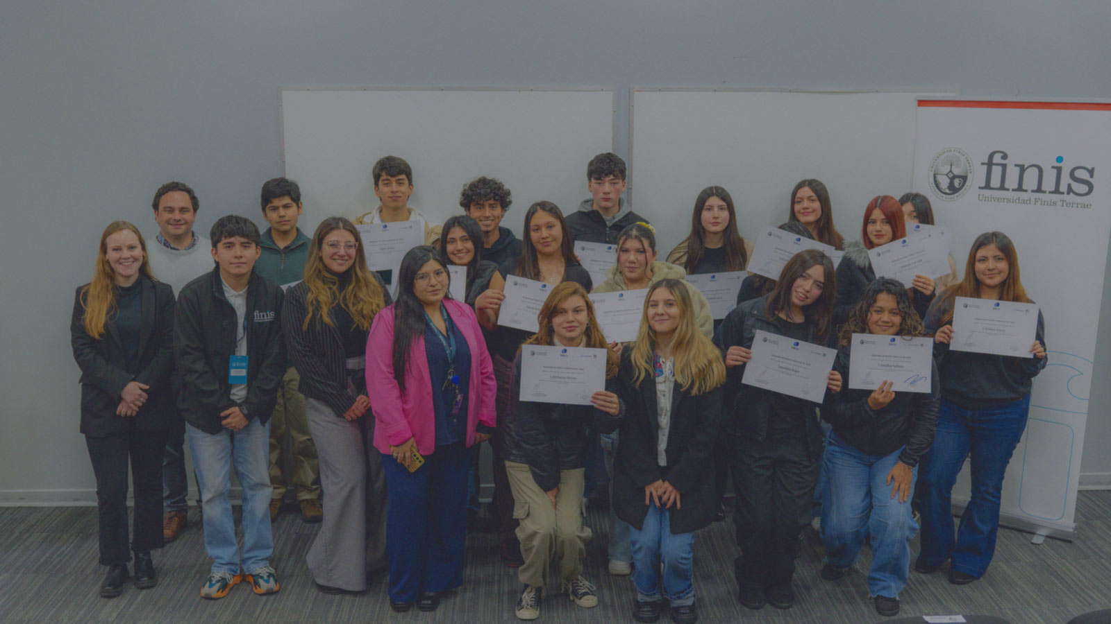 Portada de Seminario formativo, programa de formación de IdeaPaís, mostrando un grupo de jóvenes que posa sosteniendo diplomas. 