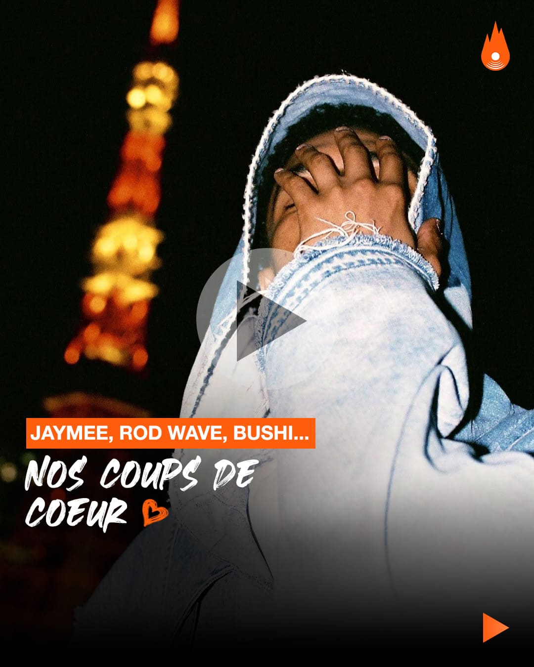 Exemple de post vidéo ('Nos Coups de Cœur') pour les réseaux sociaux du média TopLine. La miniature présente un artiste de rap (ou hip-hop) en gros plan, portant une veste en jean et un sweat à capuche, le visage partiellement masqué, créant une ambiance mystérieuse et underground. Le titre 'NOS COUPS DE CŒUR' est affiché en typographie manuscrite blanche, avec un cœur stylisé. Une pastille orange au-dessus liste les artistes découverts (Jaymee, Rod Wave, Bushi). Le bouton 'Play' central indique un format vidéo. Le picto flamme (TopLine) est en haut à droite. Ce post est conçu pour générer du trafic et de l'engagement sur les plateformes mobiles, illustrant l'expertise de Nux-Studio en création de contenu vidéo, direction artistique et graphisme digital pour la promotion musicale et la découverte d'artistes.