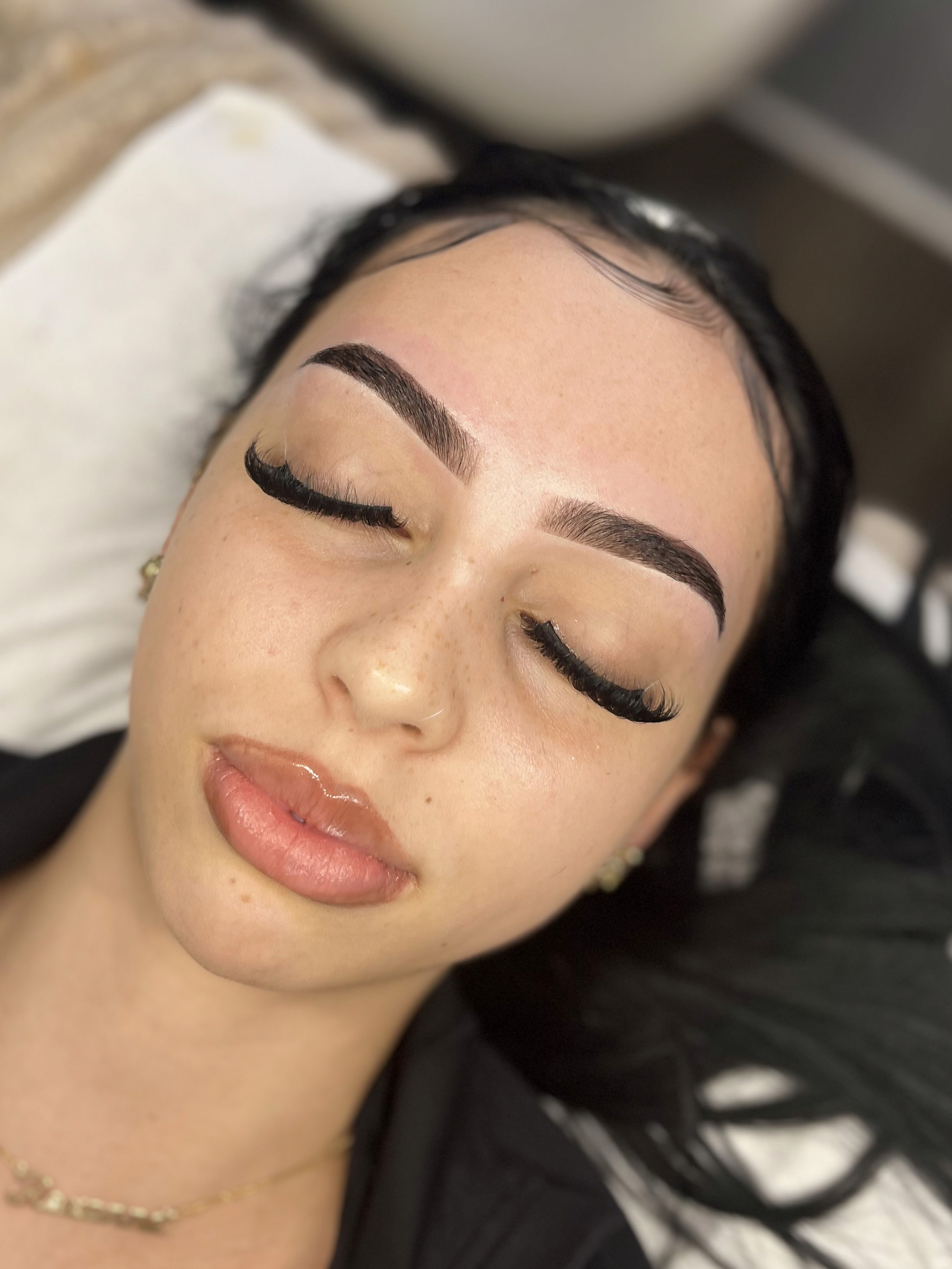 Tinted and shaped eyebrows after