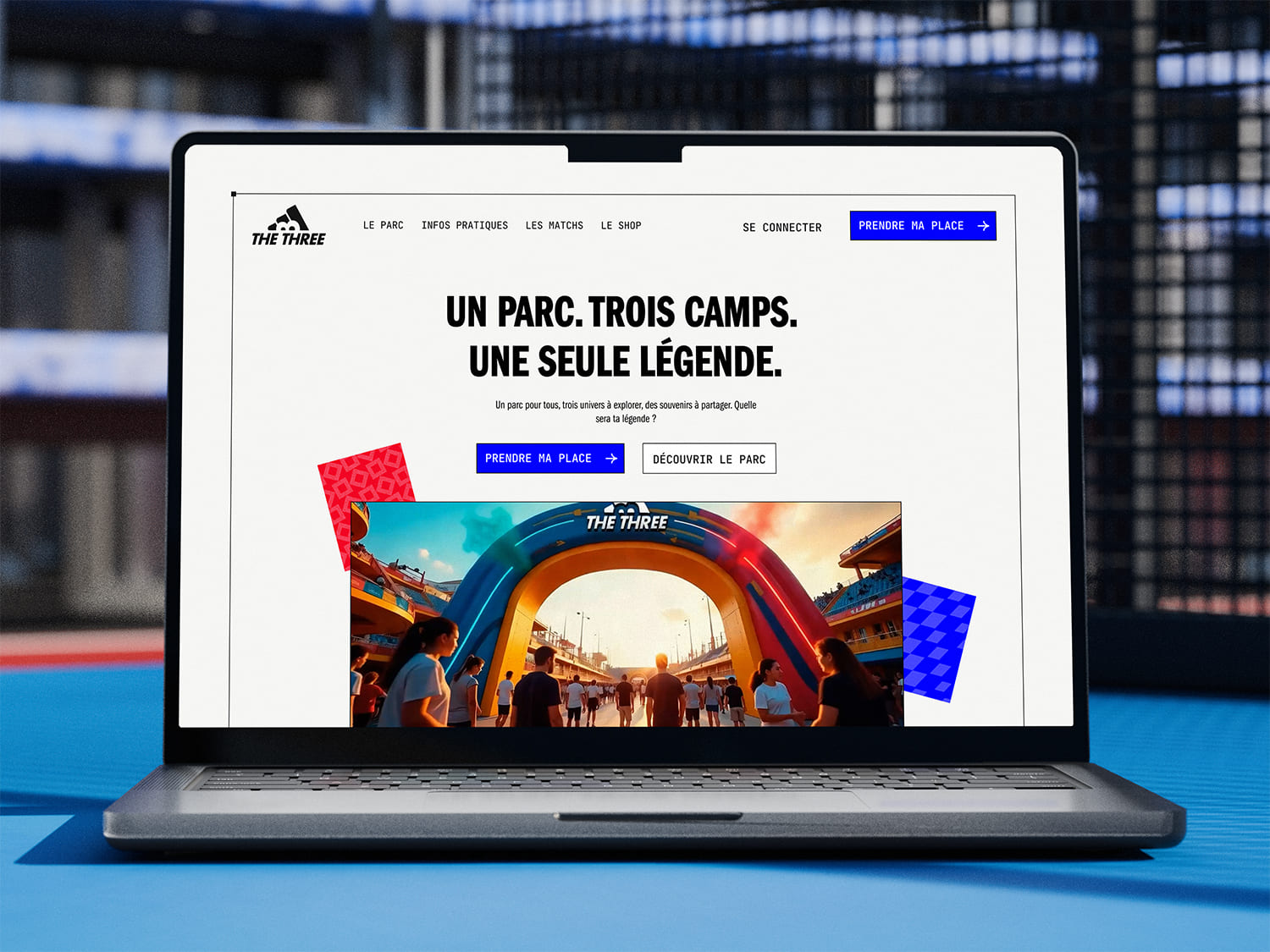 Mise en situation (mockup) de la section 'Chambres' du site web de Villa Wassim Marrakech, affiché sur un ordinateur portable MacBook Pro. La page présente les détails des hébergements (Superior Room, Deluxe Room) avec images de haute qualité, description du luxe, et prix. Le design de l'interface utilisateur (UI) est minimaliste, axé sur la clarté et l'élégance, utilisant des contrastes sombres et clairs. Ce visuel démontre l'expertise de Nux-Studio en Web Design, UI/UX et intégration de contenu pour les fiches produits et les services d'hôtellerie de luxe, facilitant la réservation en ligne.