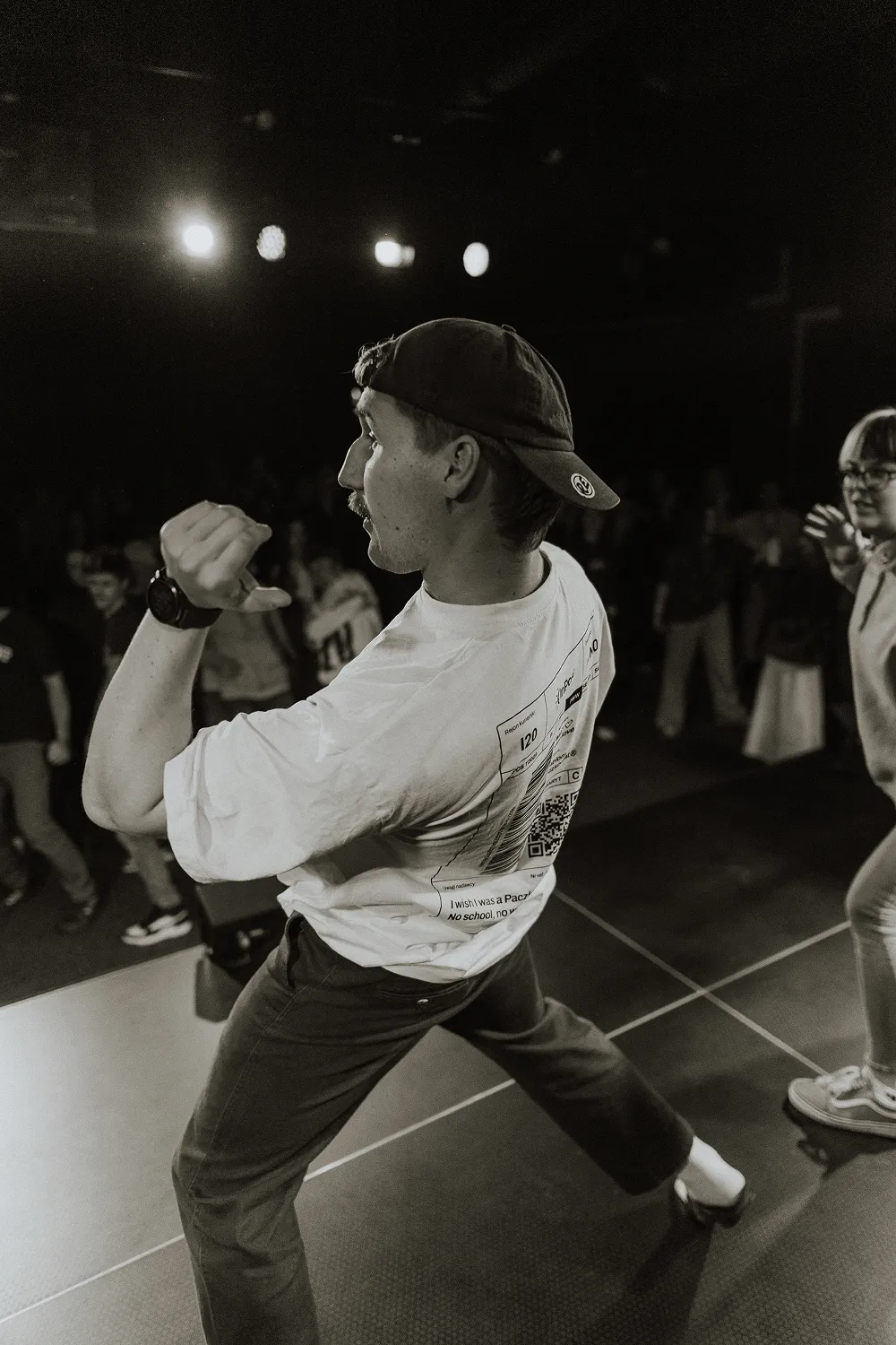 Plecy tańczącego chłopaka na scenie