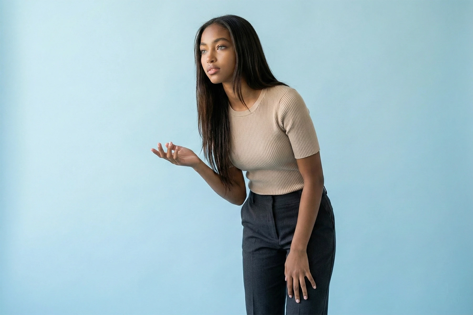 Symbolbild für Keyword-Recherche: Eine Frau hört aufmerksam zu und steht für das Verstehen von Suchintentionen, Kundensprache und datenbasierte SEO-Strategien.