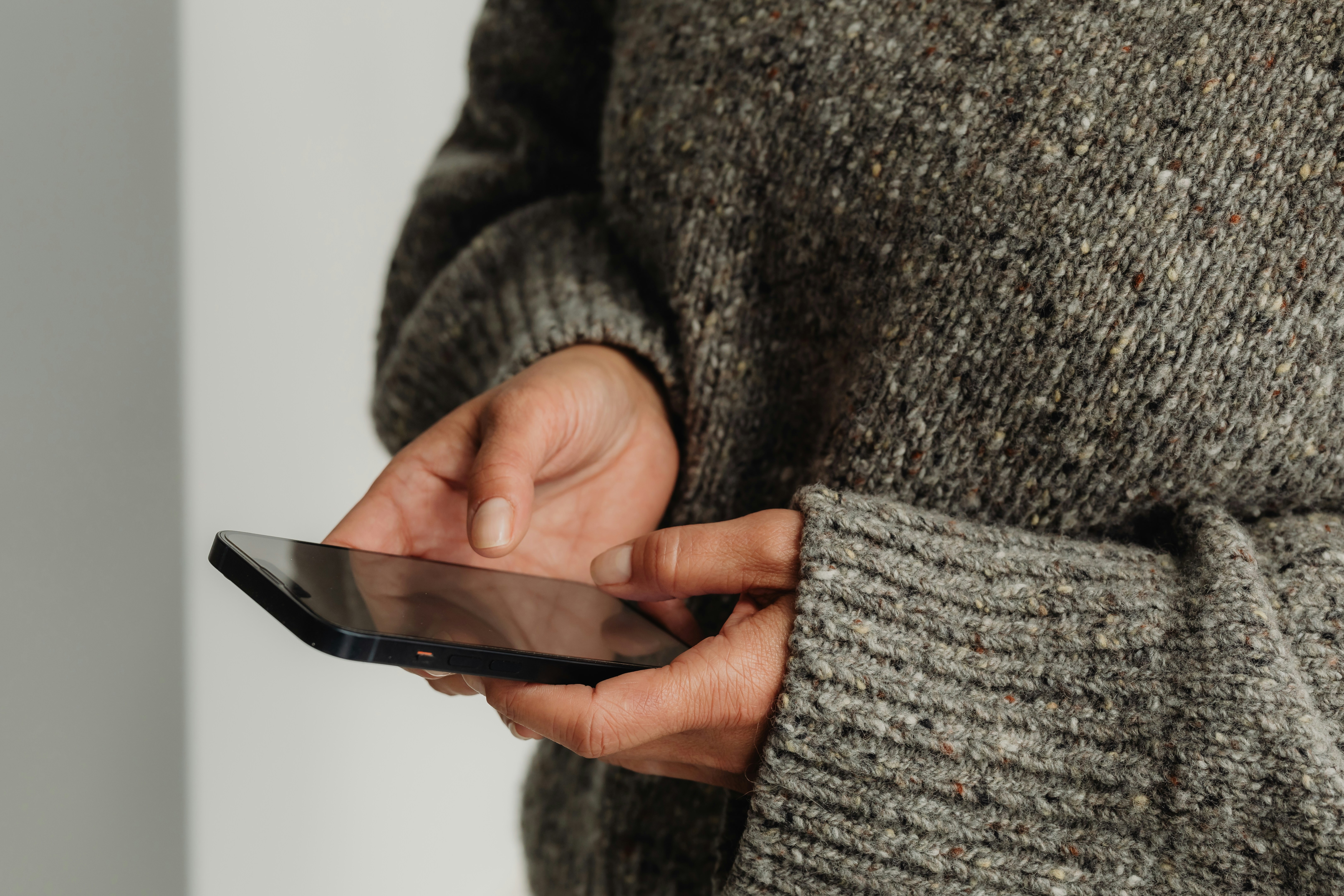white iphone 5s and black iphone 5