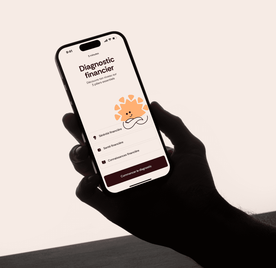Main tenant un smartphone affichant l'écran Diagnostic financier de l'application MyFenix