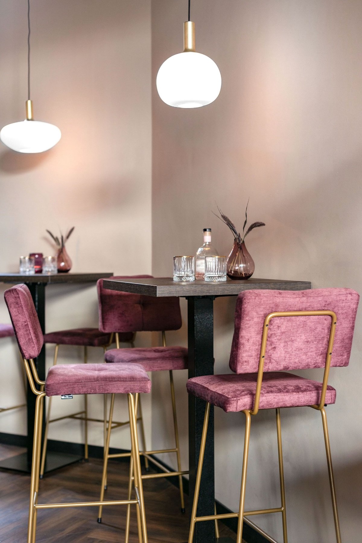 roze barkrukken horeca